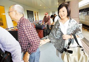 侯佩岑的妈妈林月云与赞泰建设董事长邱嘉雄婚外情超过30年,邱将侯